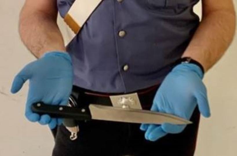 Cerignola, «Dammi 200 euro» e minaccia la madre col coltello: arrestata la figlia 