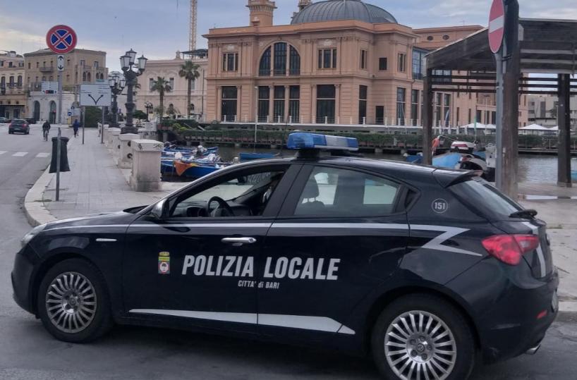 Bari, controlli anti Covid: in due senza casco «troppo uniti» sulla maxi moto, mille euro di multa