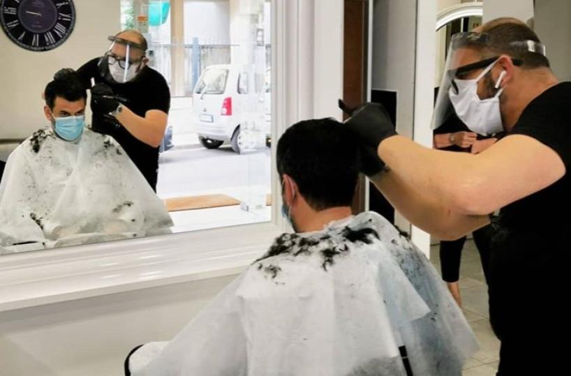 Bari, sindaco Decaro va a tagliare i capelli: «Emozionato per la riapertura»