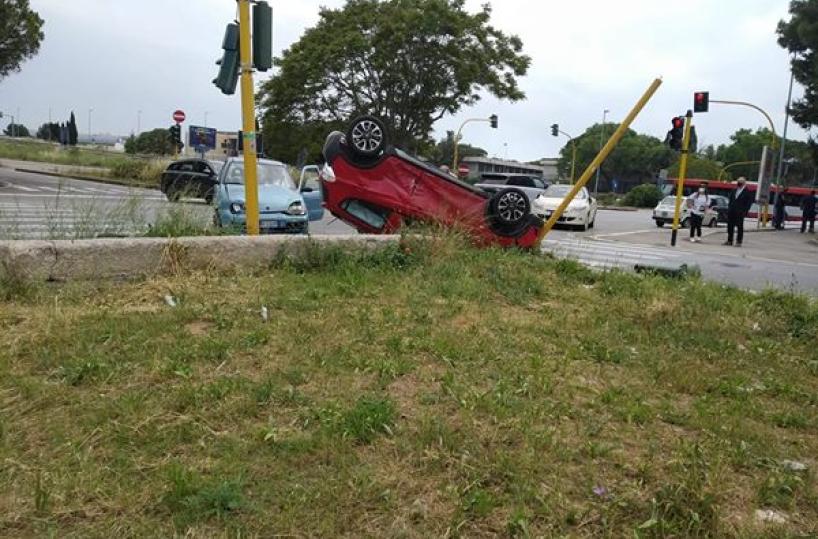 Bari, scontro 2 due auto e una si ribalta, due feriti: divelto semaforo a Japigia