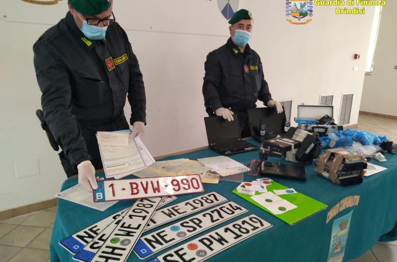 Brindisi, auto rubate e rivendute come usate: 12 arresti 