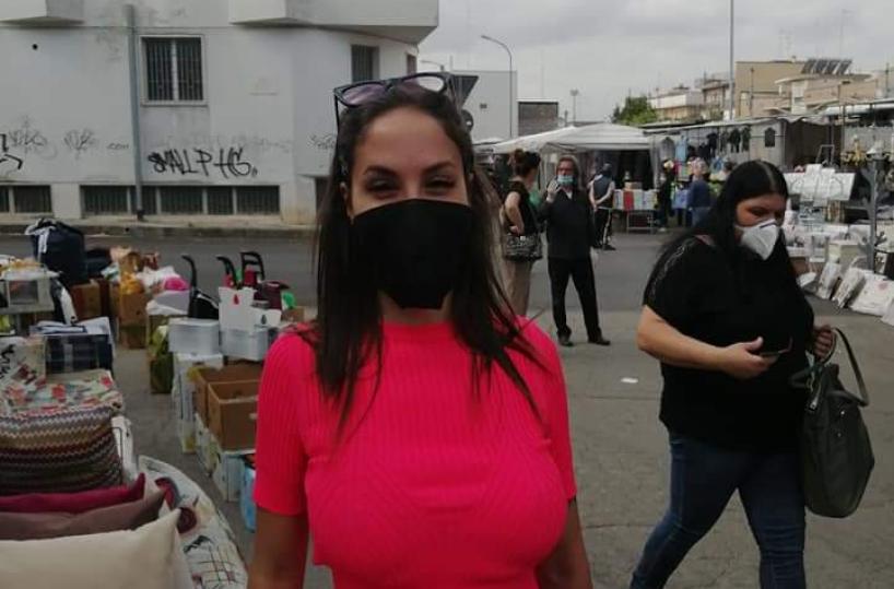 La pornostar Malena al mercato di Acquaviva con tanto di mascherina