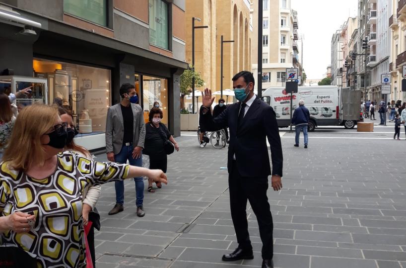 Decaro agli operatori della movida barese: «Regalate una mascherina a chi prende un cocktail da voi»