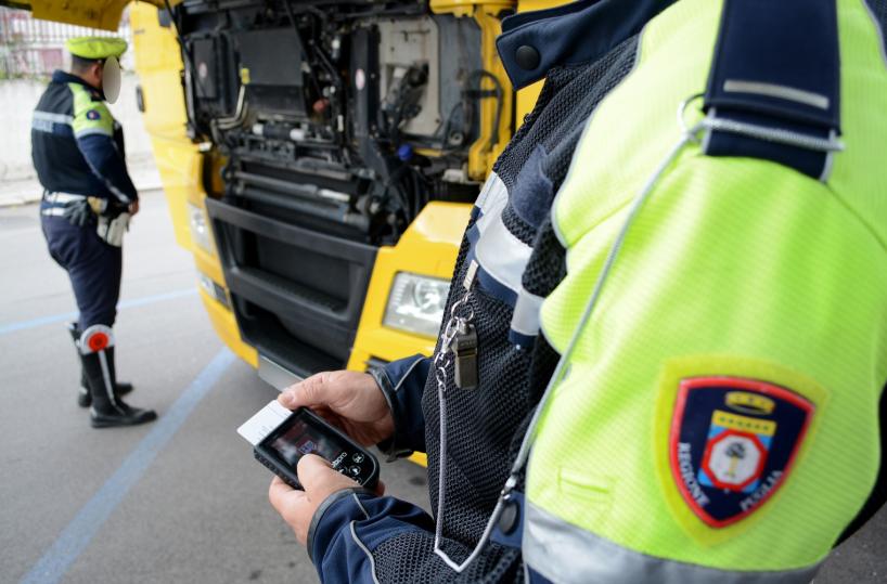 Bari, la polizia sorprende camionista con tachigrafo alterato: multa di 2400 euro