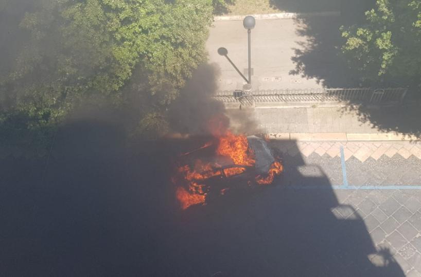 Canosa, l'auto prende fuoco mentre il conducente è alla guida: salvo per miracolo