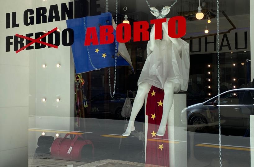 Bari, la protesta artistica e silenziosa di un negoziante: «Così questa Europa muore»