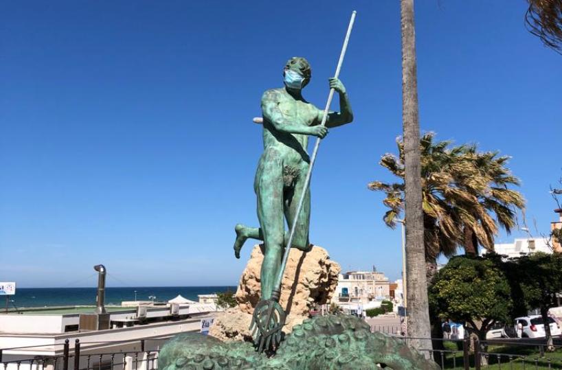 Torre a Mare, anche il Nettuno indossa la mascherina: un artista o un ubriaco?