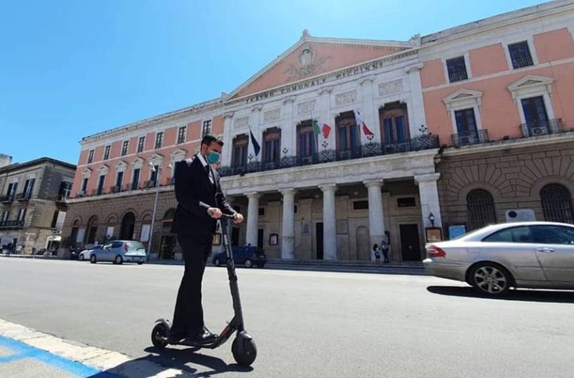 A Bari si girerà in monopattino, ma senza comprarne uno: arriva lo sharing