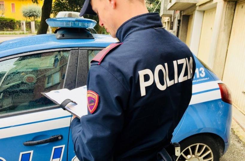 Bari, picchia la moglie per 11 anni davanti alle figlie: 48enne allontanato da casa