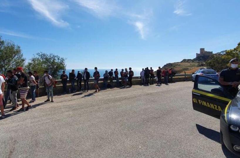 Settanta migranti tunisini sbarcati in Sicilia: disposto trasferimento a Taranto