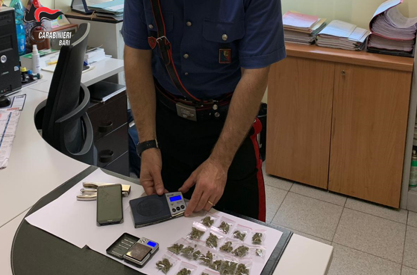 Modugno, giovane coppia di pusher colta sul fatto: un arresto e una denuncia