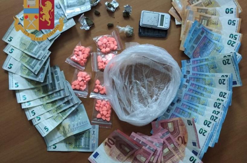 Taranto, spacciava pasticche di «turbodroga» sintetica Tesla: arrestato 22enne