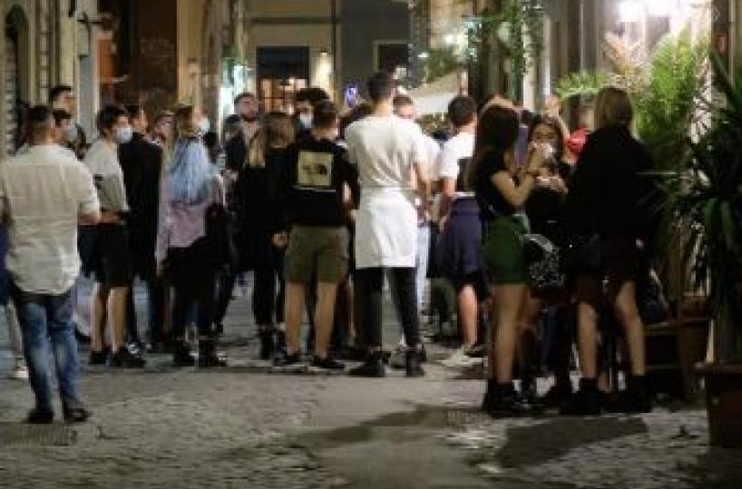 Bari, stretta sugli orari della movida, si chiude entro le 2.30