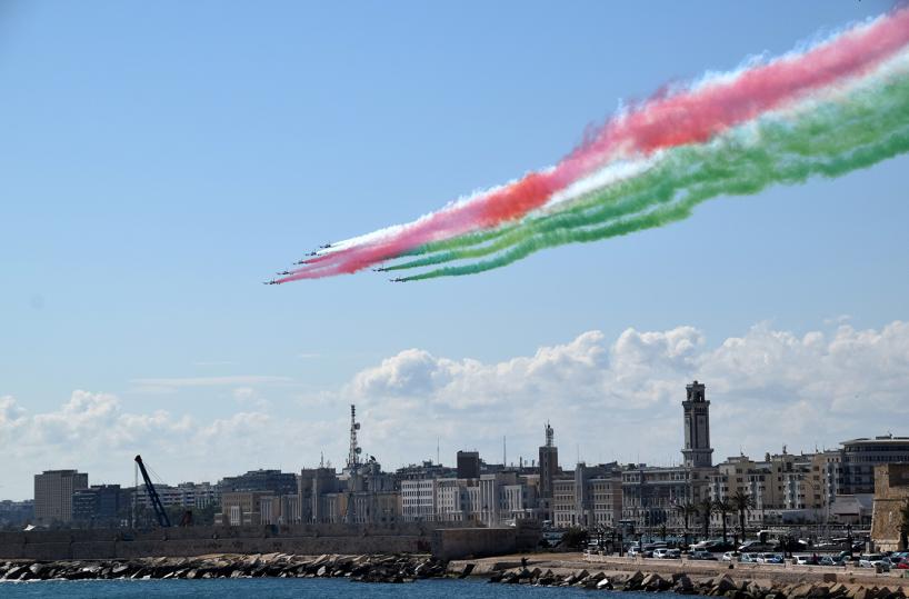 Le Frecce Tricolori illudono e «beffano» Bari: l'abbraccio è solo per pochi