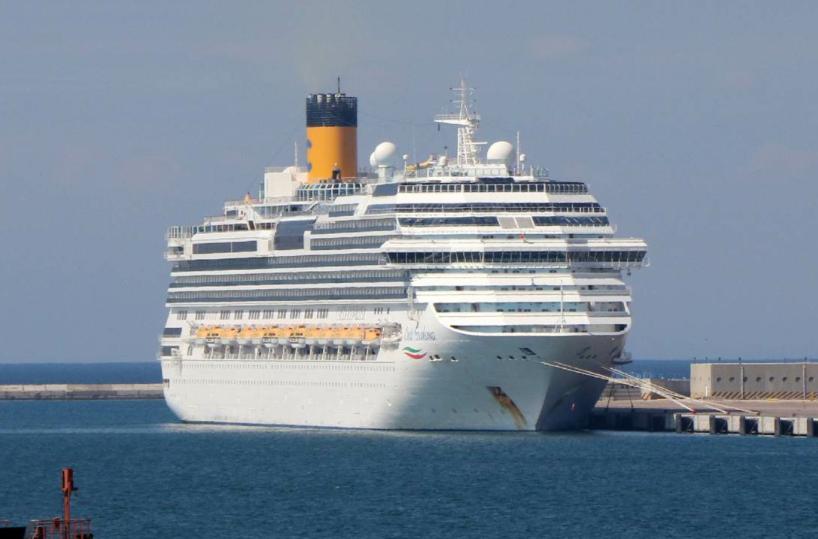 Coronavirus, Costa sospende le crociere e regala a Taranto 7 tonnellate di cibo, da nave ormeggiata al porto