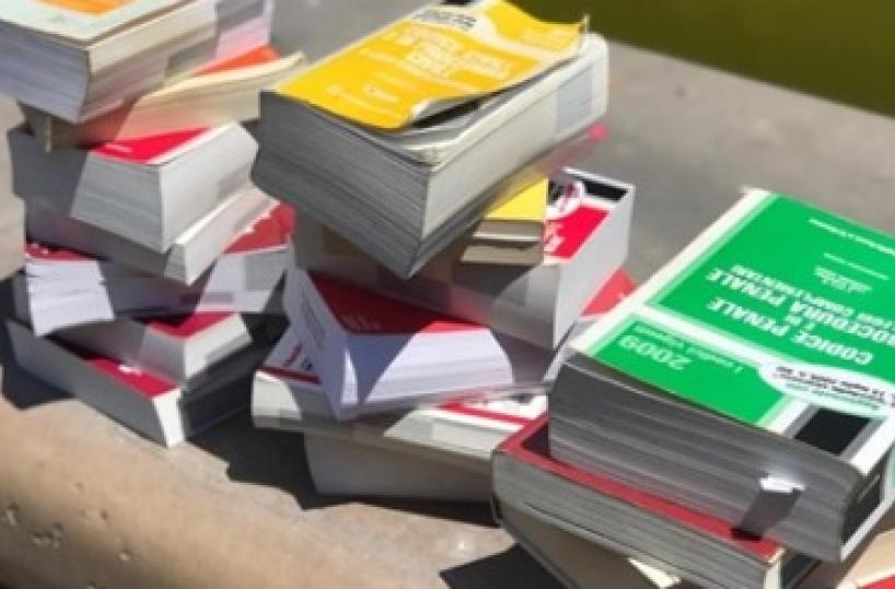 Giustizia a Bari, terza protesta degli avvocati: consegnano codici in tribunale