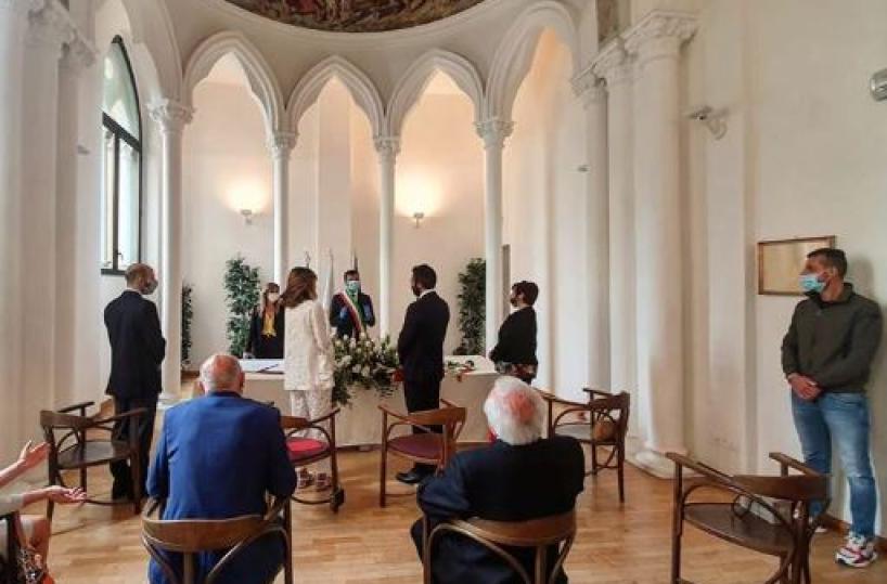 Bari, Michele e Rossella sposi: primo matrimonio con invitati e regole anti-covid