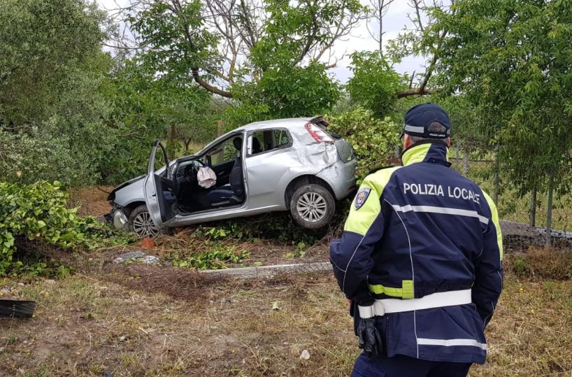 Foggia, auto fuori strada: giovane donna ricoverata in codice rosso