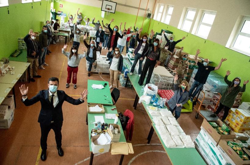 Decaro agli operatori della movida barese: «Regalate una mascherina a chi prende un cocktail da voi»