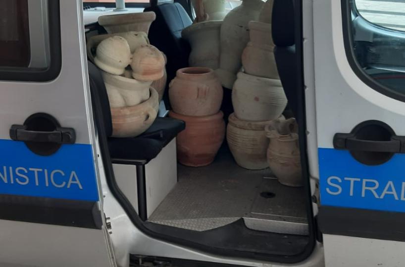 Potenza, sequestrati 31 vasi di incerta provenienza: denunciato ambulante abusivo