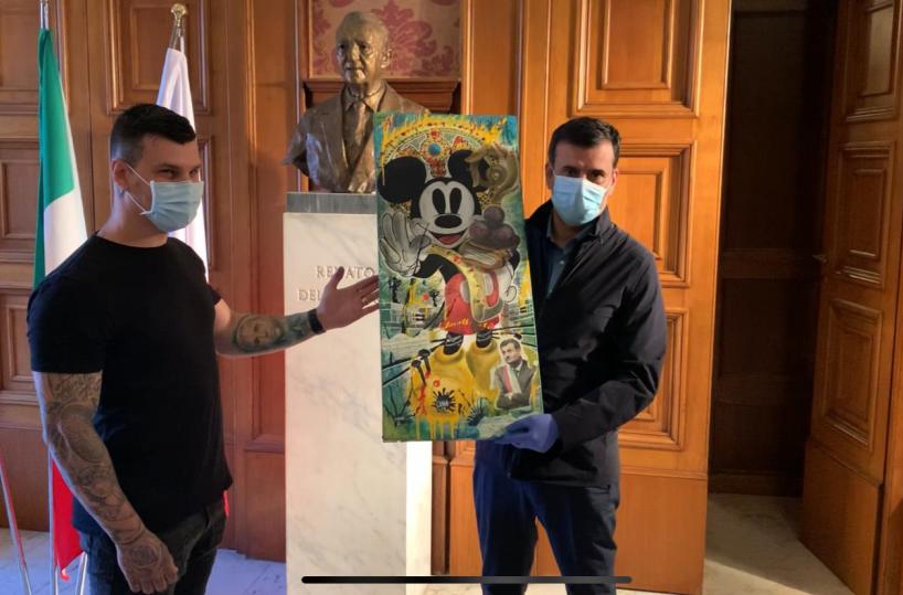 Bari, il San Nicola-Topolino consegnato dalla star dei tattoo a Decaro