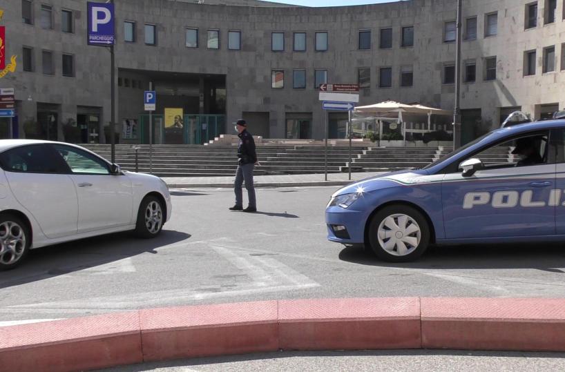 Matera, palpeggia 17enne che cammina per strada: arrestato 46enne