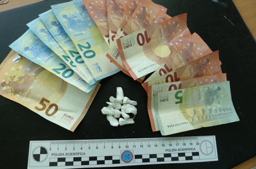 Taranto, si affacciava al balcone per controllare gli «acquirenti»: arrestata pusher 35enne 