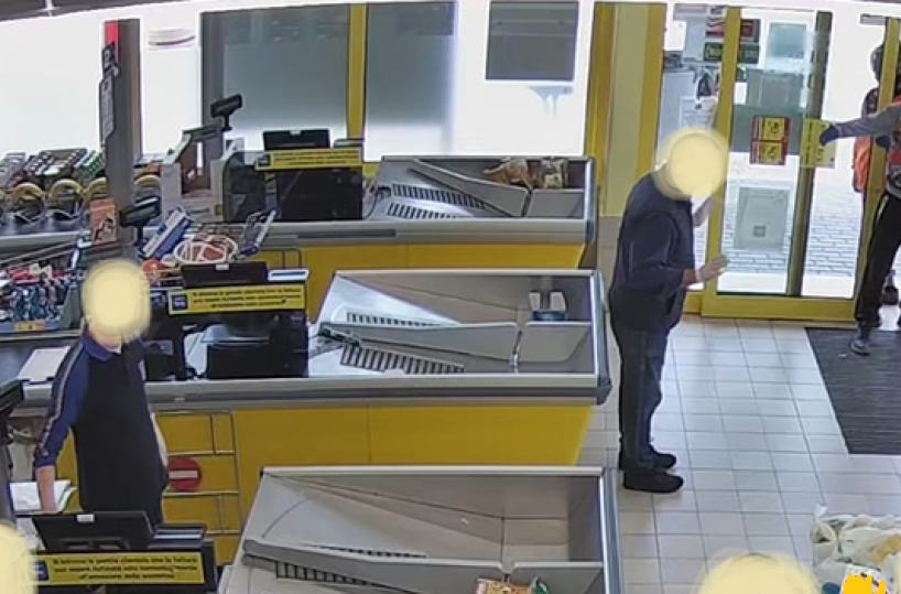 Palo, scappano dopo rapina al supermercato, rubano cellulare e biciclette: 2 arresti