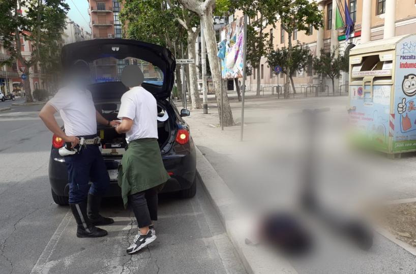 Monopattini elettrici «selvaggi» sfrecciano fra i pedoni: 25 multe a Bari