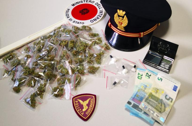 Bari, in giro con cocaina e marijuana: un 19enne ai domiciliari, denunciato l'amico