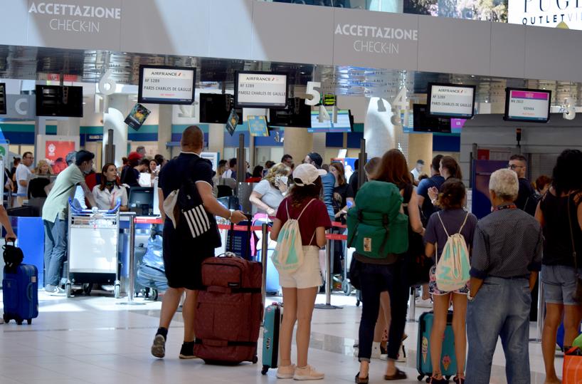 Ritorna a volare il Bari-Parigi ed è subito  folla in aeroporto a Palese