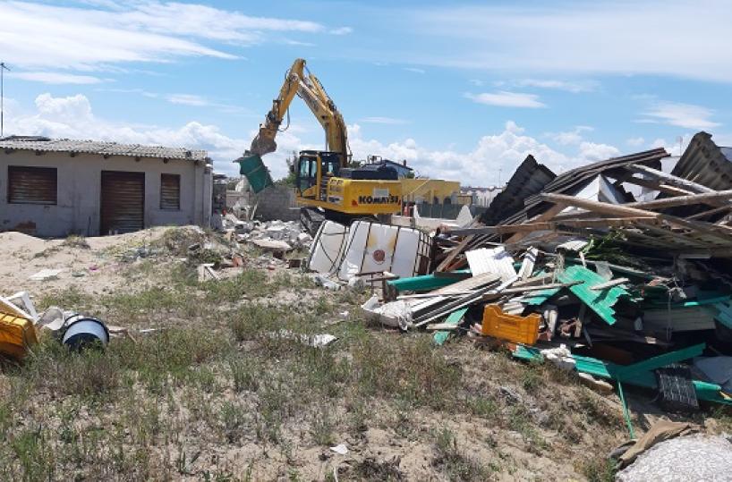 Lesina, Istmo, abbattute altre due case abusive