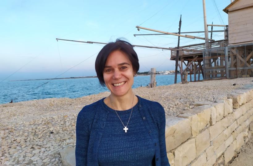 «Istantanee temporali»: i racconti brevi e affilati dell'attualità nel nuovo libro della gioiese Raffaella Rizzi 