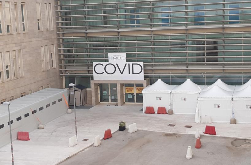 Acquaviva, concerto nel piazzale ospedale Miulli; omaggio al personale dell'ospedale  