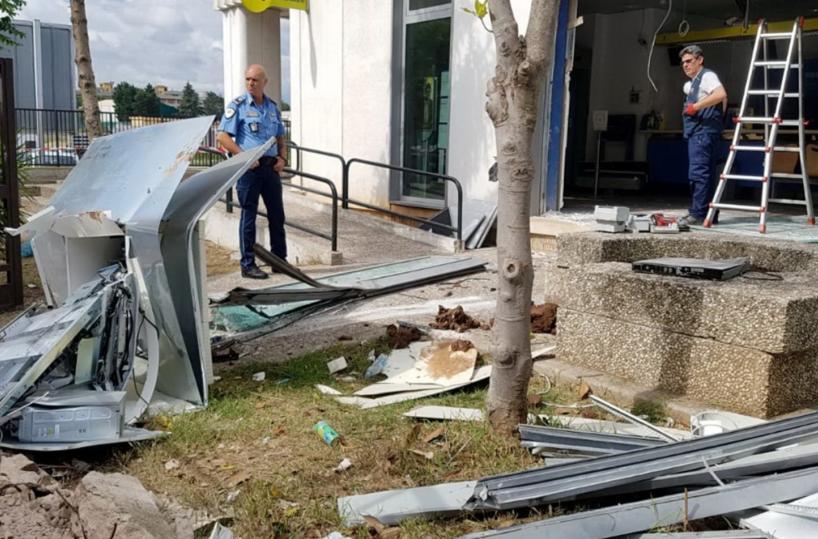 Palo, assalto con escavatore all'ufficio postale: bottino 50mila euro