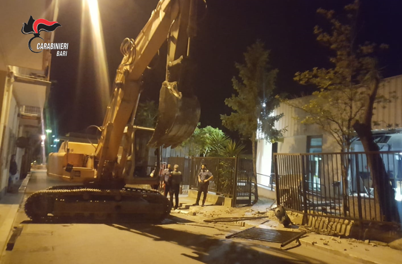 Palo, in cella un bitontino per l'assalto con l'escavatore all'ufficio postale