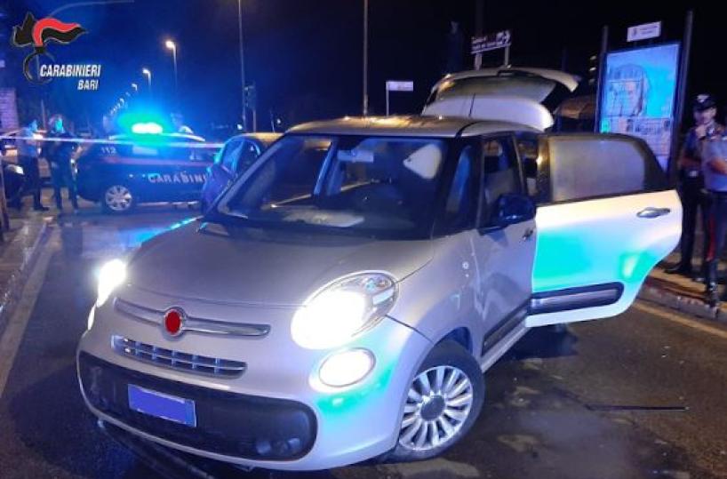Bari, non si fermano all'alt dei CC e tentano fuga su auto rubata: 2 in manette 