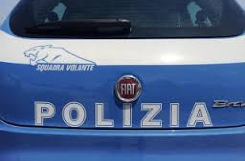 Bari, travolge le auto in sosta con la Porsche e rifiuta l'alcoltest: denunciato 51enne