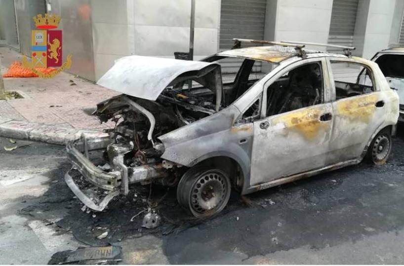 Taranto, stalker vede foto della ex con un altro e gli incendia l'auto: arrestato