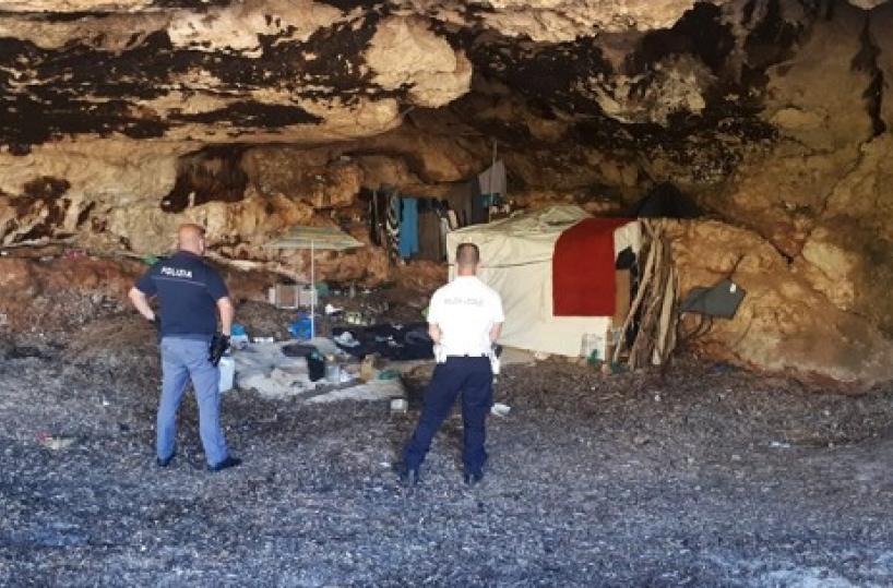 Monopoli, si accampa in grotta privata «sfrattato» giovane del Mali