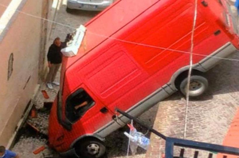 Furgoncino sfonda parapetto nel Foggiano e si incastra a testa in giù: nessun ferito