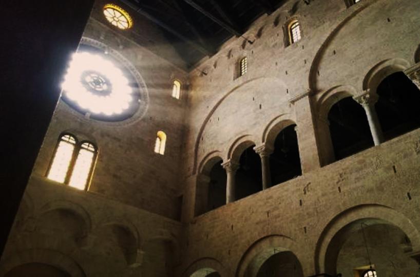 Bari, pochi intimi in Cattedrale: la lezione del solstizio d'estate