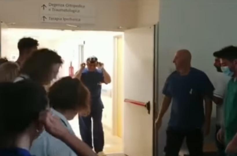 Lecce, chiude il reparto Covid del Dea Vito Fazzi: l'esultanza dei sanitari