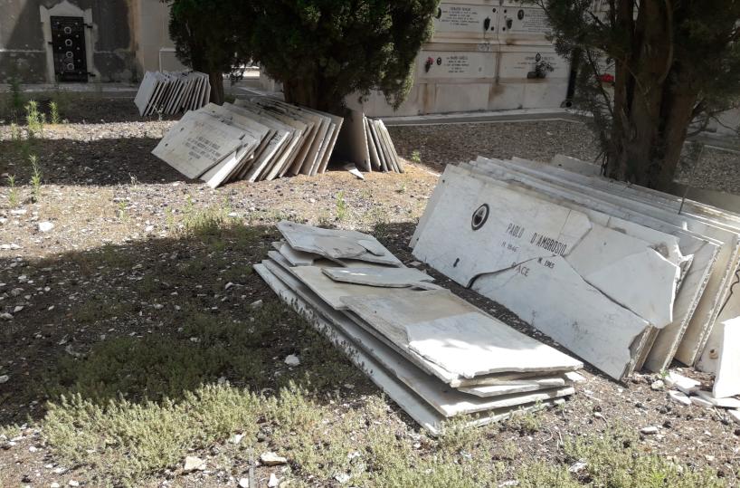 Bisceglie, cimitero in preda al disordine tra lapidi rotte e abbandonate