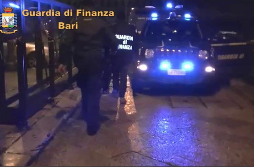 Bari, estorce 114mila euro a uomo minacciandolo di pubblicare foto intime: arrestata 35enne
