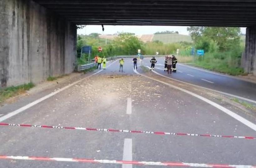 Jesi, danneggiato con ponte sulla Ancona-Roma: indentifcato camionista leccese