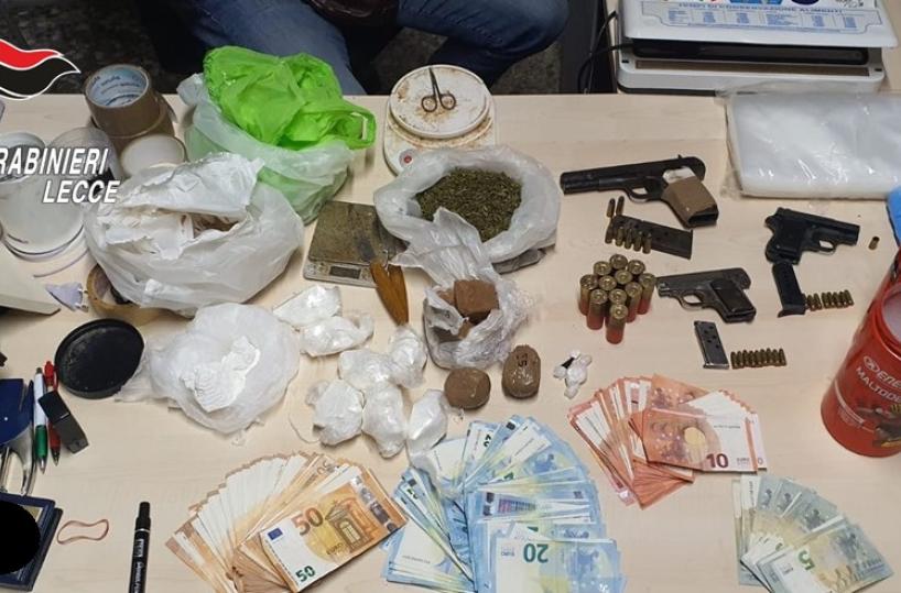  Lecce, scoperto market della droga con eroina e cocaina: sequestrate 3 pistole. Arrestato 35enne