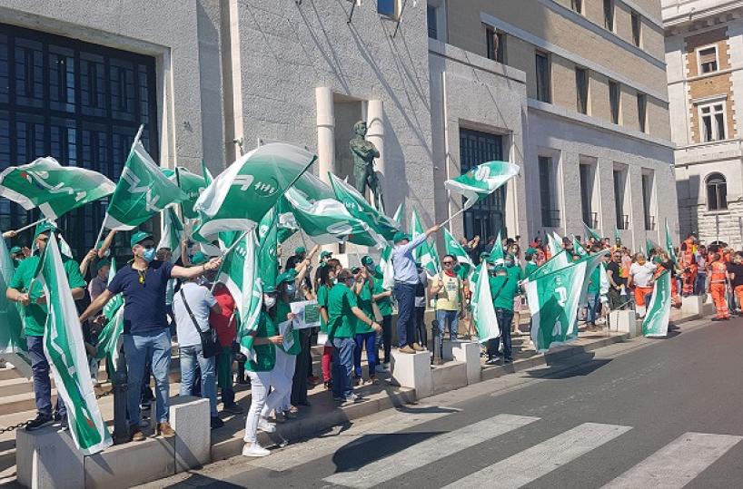 Puglia, protestano i delusi del Covid: bonus ai dipendenti? Un bluff