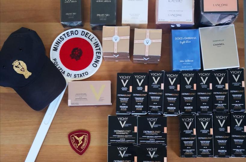 Bari, giù dal treno con 800 euro di profumi costosi nello zaino: Polfer scopre 36enne