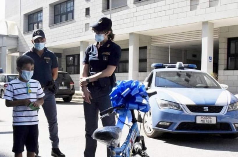 Brindisi, bambino di 7 anni perde la bici. La Polizia gliene regala un’altra
